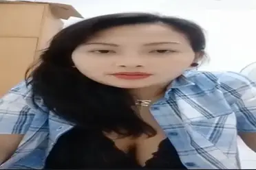 Live Show Panas Host Cantik Bikin Penonton Sange